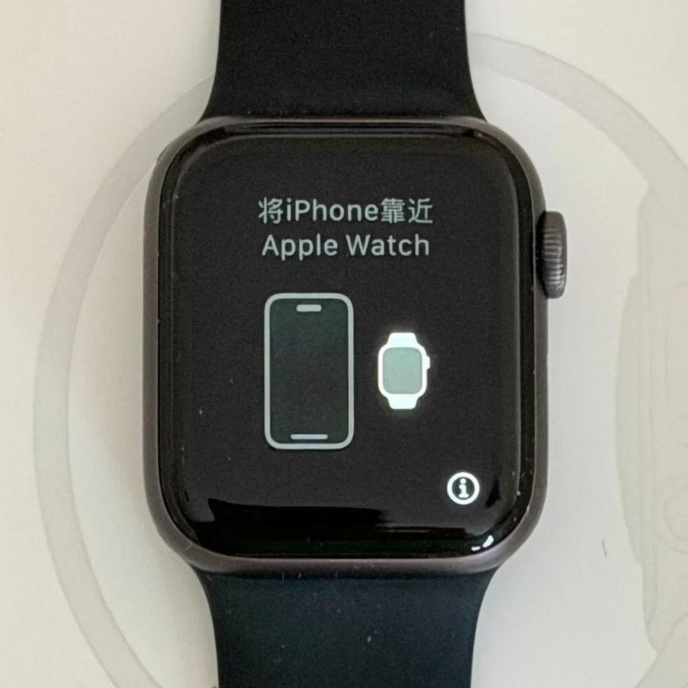 Apple Watch Series 5 - 40mm Band and Charger - Picture 2 of 8